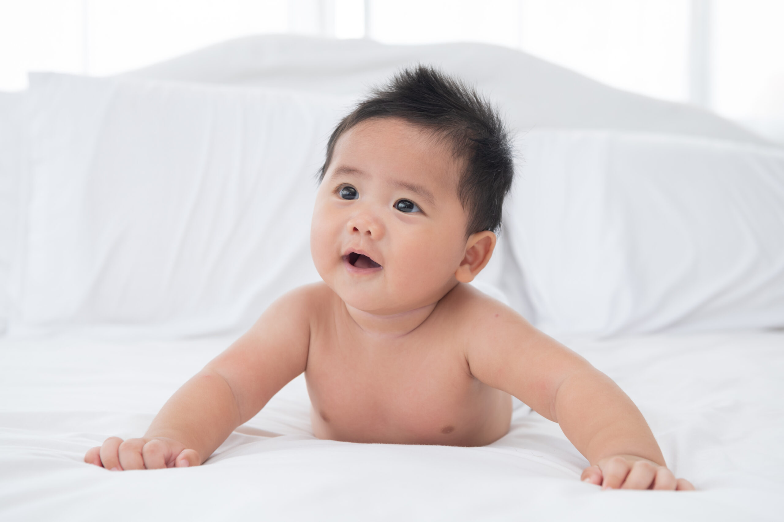bayi tengkurap sedang tummy time