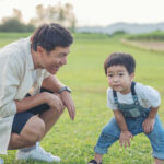 ayah bermain dengan anak laki-laki di taman