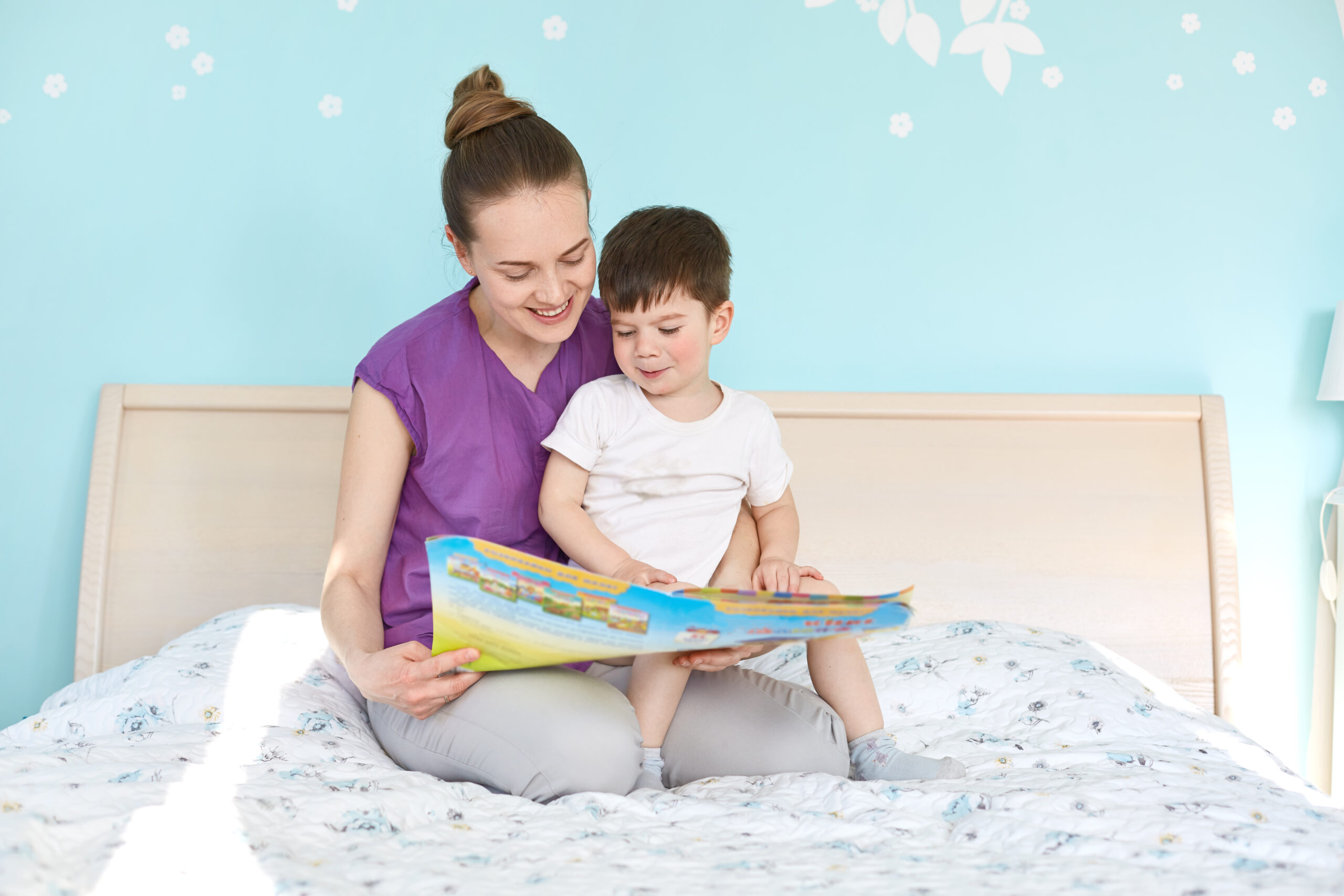 anak & ibu baca buku