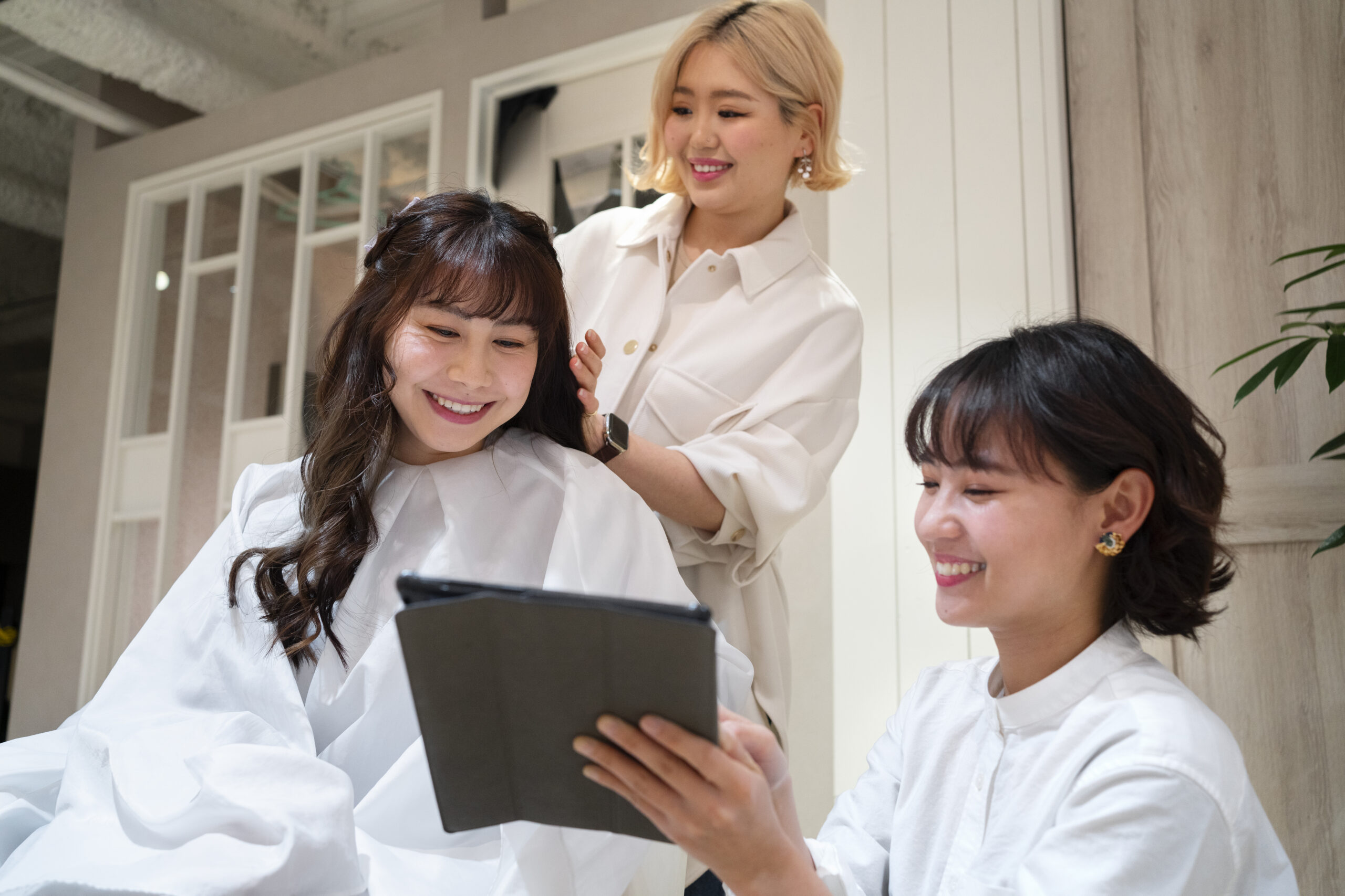 ibu sedang ke salon