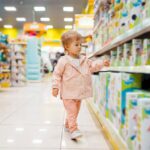 Anak memiilh mainan di mall