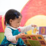 Anak membaca board book