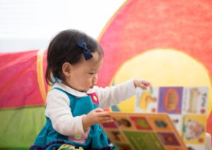 Anak membaca board book