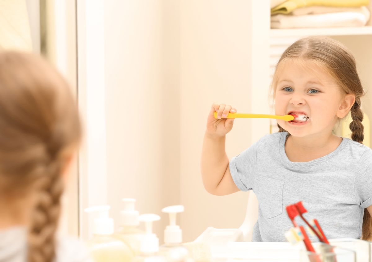 rutinitastidur_dailyparents1 Anak sikat gigi